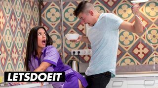 A fullos szobalány Jade Presley kitakarít és leszopja a nagyméretű faszkat a forró szálláson
