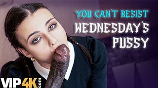 Lispy wednesday kefélte a nevelő apa gigászi faszát mint egy igazi kutyaként