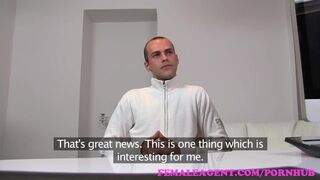Kívánatos milf ügynök teszteli a kíméletlen csávót