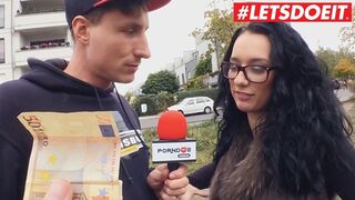Német tinilány nagyméretű segggel a buszról leszállva forró autós dugásban