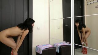 Tinédzser nőci szőrös puncival masturbál a tükör előtt