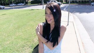 Zsenge ribi Mia Hurley megmutatja gigászi ciciét és pénzért megkeféli a faszit