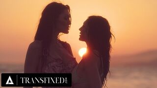 Alkonyat után durva baszás: Tori Easton durván megrépázza Charlotte Sins bikini babát