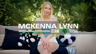 Mckenna Lynn legelső pornója: szöszi kishölgy vad faszas kalandja