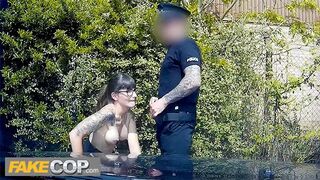 Rendőr megreszeli a sötét hajú geek nőcit és rálövi a szemüvegére - fake cop