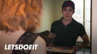 Megcsaló nindzsó Arian Joy először a barátját baszogatja, aztán a kézbesítő pali szétkúrja jól