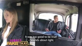 Tini fószer gyorsan megkeféli Angel Piaff szaftos csupasz puncáját a hamis taxiban