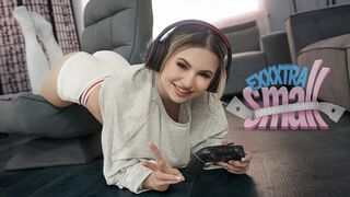 Pici zsenge leányzó Aria Banks elkapja magas mostohabátyját Chris Epicet, aki a szobájában veri a cerkája