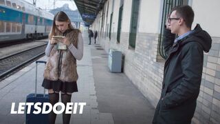 Selvaggia zsenge kishölgy felfogta Charlie Dean kolosszális faszát egy gyors pov dugásra