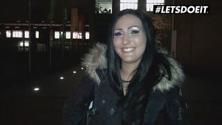 Mira grey német csoki cafka reszeli az idegent pénzért a buszon