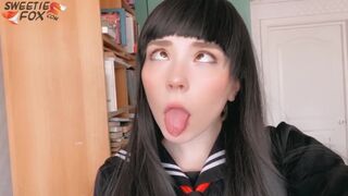 Japán iskoláslány mélyen lecidázza a rúdja és vadul lovagol rajta
