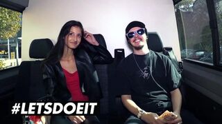 Sovány fekete Coco Kiss pénzért leszívja a óriási csoki fazt az autóban