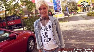 Utcán kúrás német benzinállomáson: pov milf cumizás