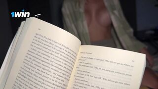 Nevelő hugom csábított el olvasás közben – ízletes közeli dörzsölés a hatalmas fenekű tinitől