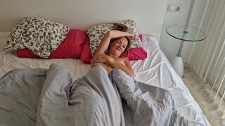 Ellenállhatatlan csávó megdugja a haver feleségét, miután az lelépett, és pov videót készít neki
