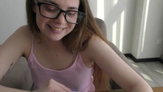 Csintalan tinédzser könyvmoly tanul anatómiát egy igazi hatalmas faszon! 18 éves