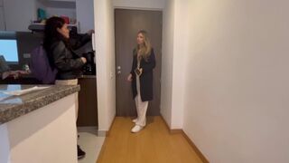 A szomszéd kishölgy lezbi vágyait teljesítem hálából