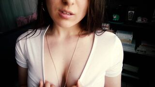 Fiatal amatőr csoki hajú bazinagy cicis csajszi asmr relax kettyintése