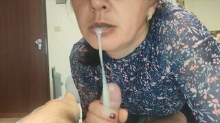 Ne mondd el senkinek! szenvedélyes milf nevelő anya szopással segít a nevelő fiának és szájába élvez