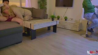 Mostohaanya lecummantja a nevelő fia farkát és fenékbe basszák a férje háta mögött