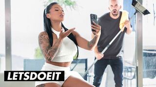 Szenvedélyes Brazil MILF Mariana Martix Keményen Bekúrva az Asszisztens által a LetsDoeIt Csatornán