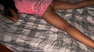 A bátyám haverja otthon marad, bejön a szobámba, szétkúrja a pinámat és belelő a bugyimba