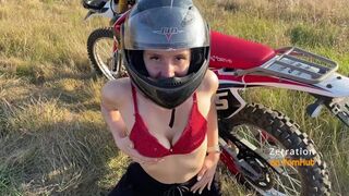 Szexy motoros leányzó cumizza a motorost az enduro mezőn