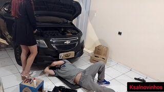 Autótulaj kiscsaj rákívánt a szerelőjére!