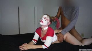 Harley quinn keményen lecumizza a termetes dákót és lovagol rajta beleélvezésig éjszakai változatban