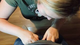 Ostoba céda szájába spriccel a hímtag