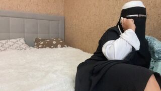 Arab háziasszony telefonon beszél és a pináját simogatja az orgazmusig