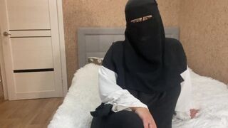 Bájos arab milf pajzán utasításokat ad nevelő fiának