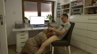 Titkárnő kávét hoz az irodába, majd keményen meglovagol a feszes puncijával, arcra élvezés