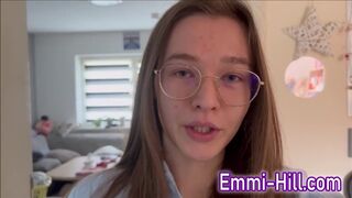 Kinti spriccelés! 18 éves karcsú fiatal reszeli nagyméretű vagináját a szabadban, amíg el nem élvez