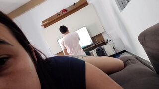 Szeretnék kufircolni ezzel a szerelővel, mutatom neki a termetes seggem, hátha bejön!
