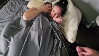 Kettő pici cickós barna hajú lányra pisil az ágyban majd pisi áztatta bugyijukban csókolóznak