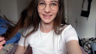 Ártatlan zsenge keményen bassza nagyajkú vagináját cowboy szerkóban!