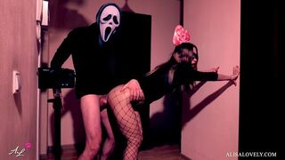 Maszkos őrült keményen megkamatolyja a néger fiatalsszonyt a tükör előtt - halloween szerepjáték fétis páros játék