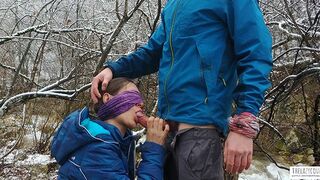 Nyilvános oboázás és ondó lenyelés a hegyvidéki folyó partján