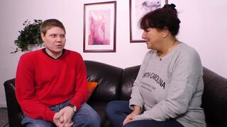 Vörös hajú milf gigantikus mellekkel leszívja a kukacot és hagyja hogy keményen megdugják