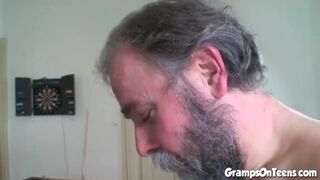 Zsenge vörös kiscsaj orálozza és lovagol a nagypapa cerkáján