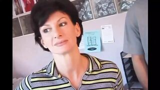 Sharon Mitchell feleségként lecumizza és hátsó nyílásba veszi Mark Wood farkát retro stílusban