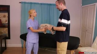 Szöszke tinédzser erőszakos boldog befejezést kínál ügyfelének a Nookiesnál