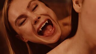 Szöszke Vámpír Nancy Ace Uralja Matty Milát a Vampired Csatornán - Ellenállhatatlan Lezbi Jelenet Vörös Harapásokkal