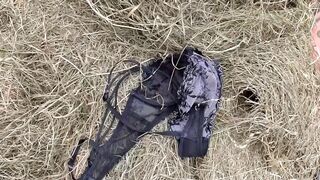 Gigantikus valagú öreg nő lecummantja a paraszt farkát a disznóólban