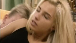 Timea Margot gigantikus cerkát kap a retro Lover's Lane legelső epizódjában